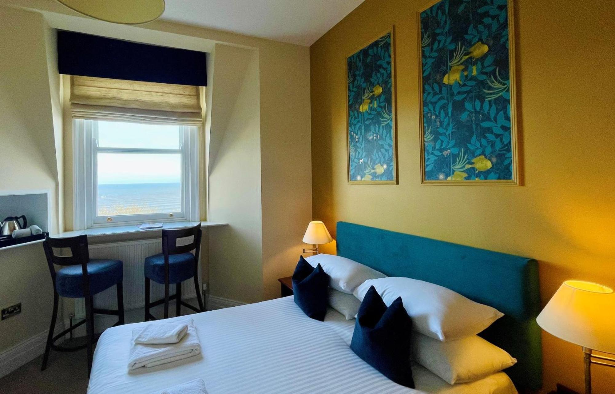 Bedroom with sea glimpse